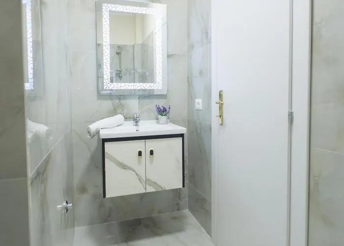 Ingrit Gjoni アパート ゴーレム